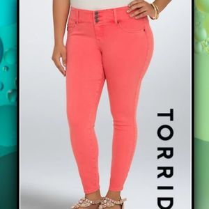 Bright pink florescent Torrid skinny jeans size 22, excellent condition!